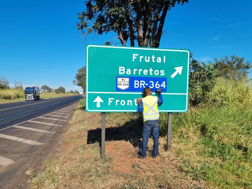 Limpeza e medição em placa de orientação de destino