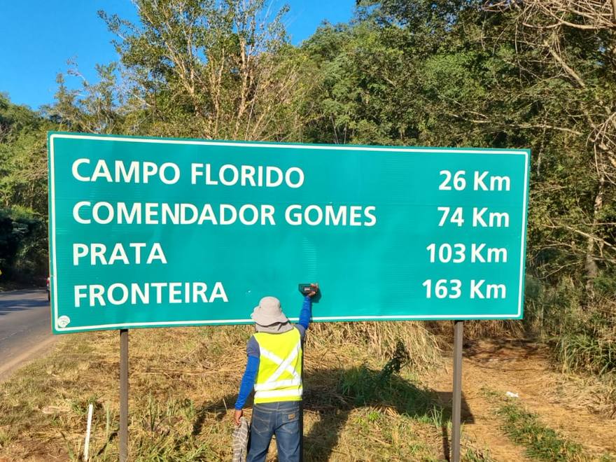 Medição de retrorrefletividade em placa de indicação de distâncias