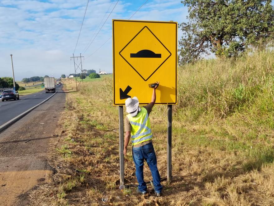 Medição de retrorrefletividade em placa de advertência de lombada