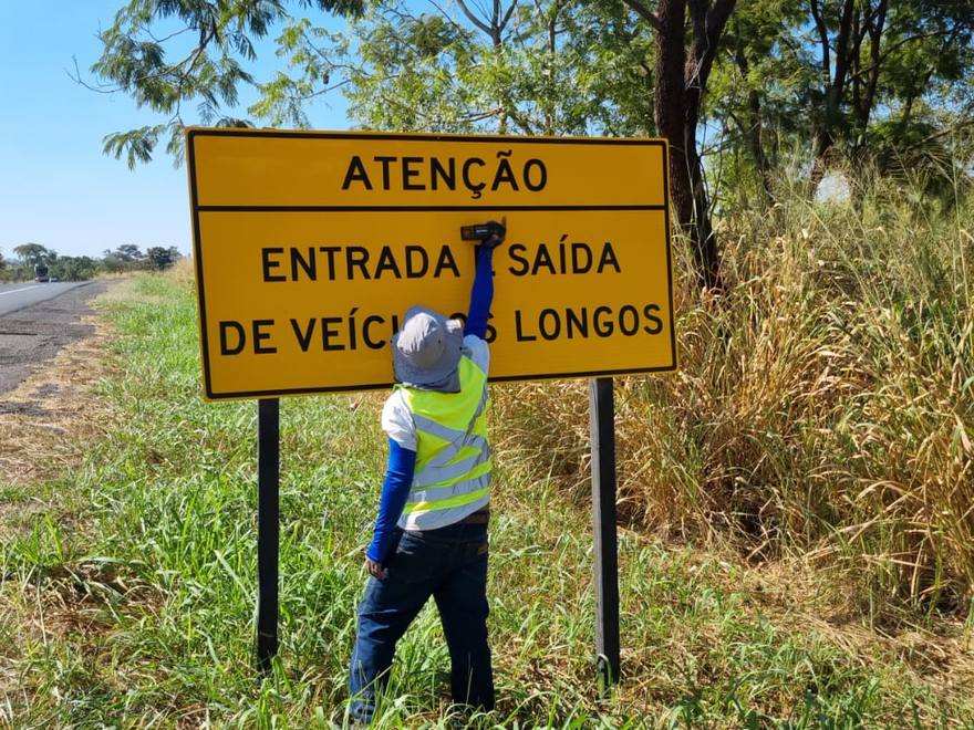Medição de retrorrefletividade em placa de advertência