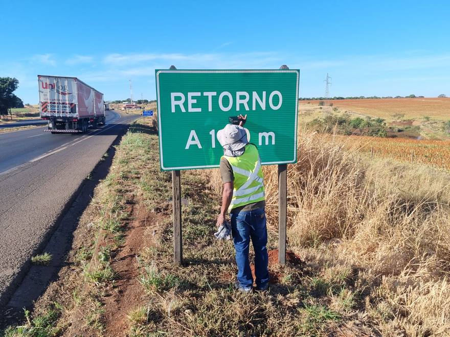 Medição de retrorrefletividade em placa de indicação