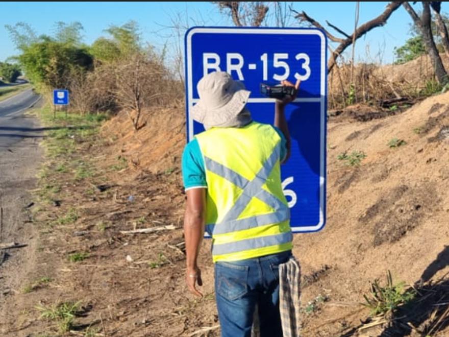 Medição de retrorrefletividade na BR-153